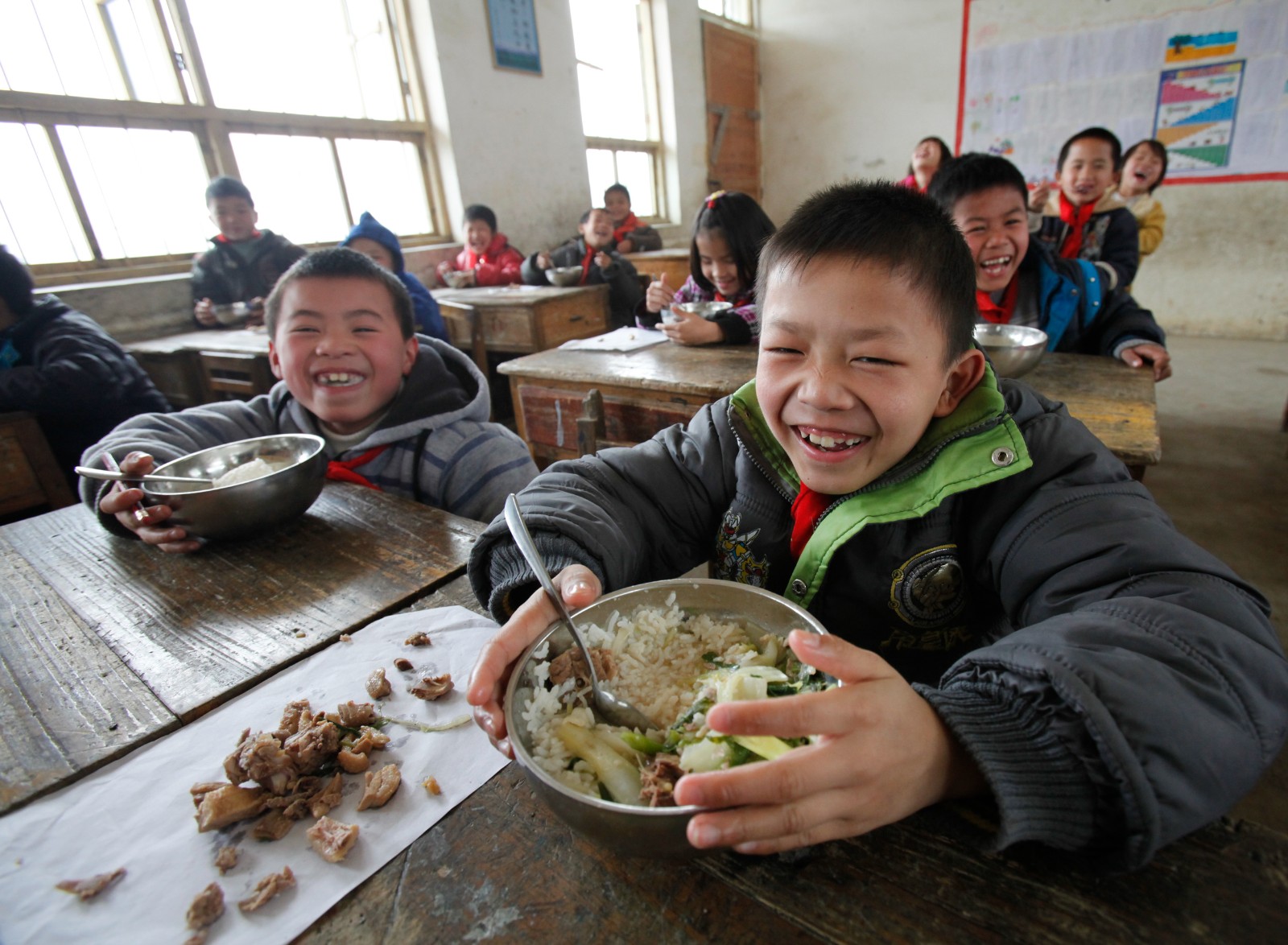 学生们在吃营养午餐（甘豆小学）.JPG